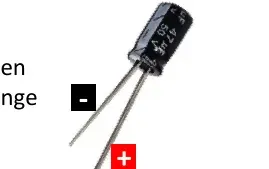Nahaufnahme eines Kondensators mit langem (+) und kurzem (-) Anschluss